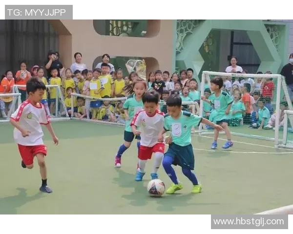 小孩儿勇敢挑衅足球明星引发热议展现童真与勇气的精彩瞬间