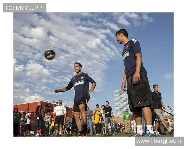纳什与足球明星同框合影展现运动精神与友谊的完美结合