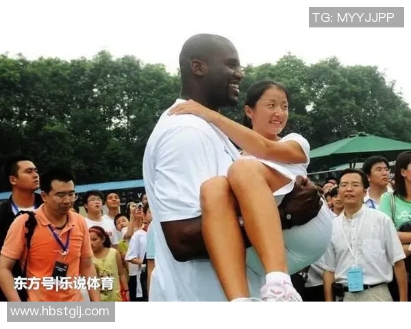 酒吧篮球明星意外遭遇粉丝热情摸臀事件引发热议与关注